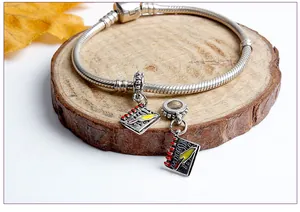 Primer plano de los dijes de diario lunar y la pulsera de cadena de serpiente plateada