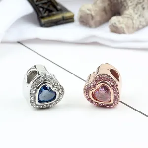 Charm perle évidé en forme de cœur avec cristaux bleus et roses pour bracelet DIY