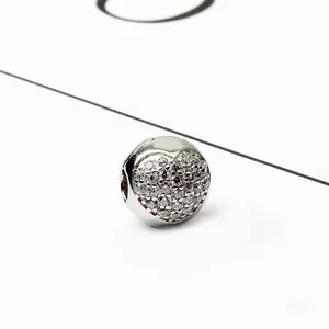 Detail van hartvormige bedel met pavé gezette kristallen voor DIY-armbanden