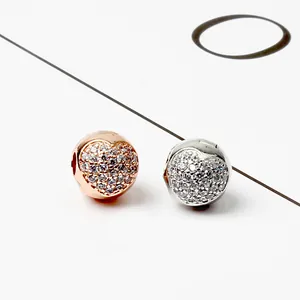 Detailweergave van zilveren en roségouden hartbedels met pavé-gezette zirkonia-stenen