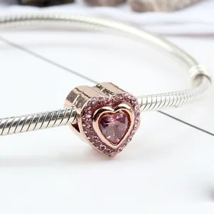 Pendentif cœur en or rose avec cristaux roses sur un bracelet chaîne serpent argent