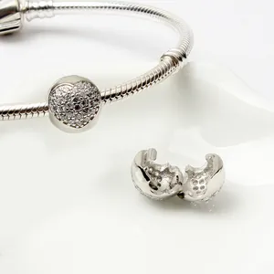 Macro-opname van de verzilverde hartsluiting op een slangenketting armband detail