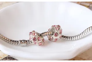Detail von Silber-Legierung Armband-Anhängern mit rosa Kristallen auf Schlangenkette