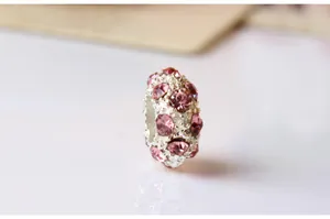 Makroaufnahme einer rosa kristallbesetzten Großlochperle für DIY-Armbänder
