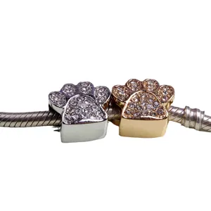 Abalorios de huella de animal con circonitas blancas en oro y plata sobre una pulsera