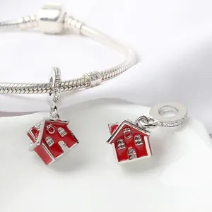 Rode emaille huisbedeltje aan zilveren slangenarmband met zirkonia-accenten