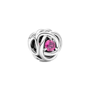 Détail d'un charm en argent entrelacé avec pierre précieuse rose pour bracelet DIY