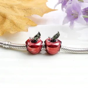 Abalorios de manzana roja con cristales verdes en pulsera de cadena plata