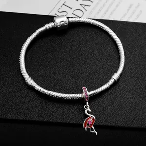 Bracelet à chaîne serpent argentée avec pendentif flamant rose sur fond de cuir noir