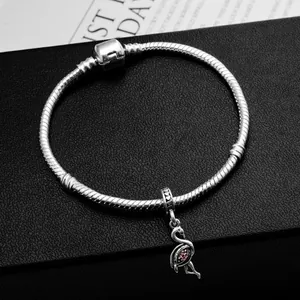 Bracelet à chaîne serpent argentée avec pendentif flamant rose et strass sur cuir noir