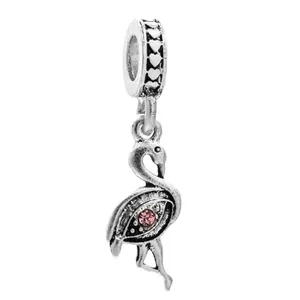 Charm flamant rose vintage avec cristal rose et perle ajourée en finition argent