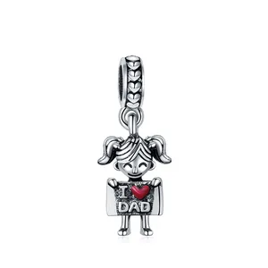 Détail du pendentif fille en argent avec signe I Love Dad et anneau ciselé de cœurs