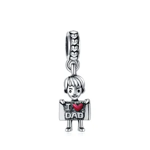 Détail macro du pendentif garçon avec signe I Love Dad pour création de bijoux