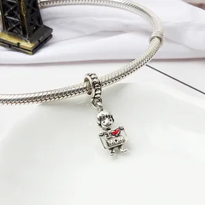 Détail macro du charm en argent rétro avec gravure I Love Mom et cœur rouge