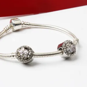 Silbernes Schlangenarmband mit floralen Emaille-Charms und funkelndem Zirkonia-Inlay