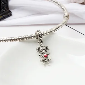Vue macro d'une breloque fille en argent avec inscription I love Dad sur un bracelet