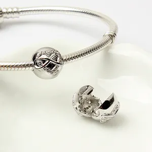 Macro dettagliata di un bracciale a maglia serpentina in argento con charm pavé di zirconi