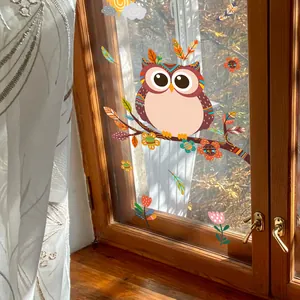 Détail d'un sticker de fenêtre hibou bohème sur cadre en bois avec rideau dentelle