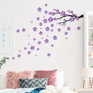 Détail de stickers muraux fleurs de cerisier violettes sur un mur de chambre confortable