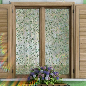 Detailsicht der Fenstersichtschutzfolie mit grünen Blattmustern und Milchglas-Effekt