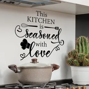 Wandtattoo für die Küche mit Spruch Kitchen seasoned with love und Küchenutensilien