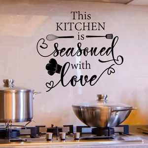 Küchenwandtattoo mit Spruch Kitchen Seasoned with Love und Kochutensilien Motiven