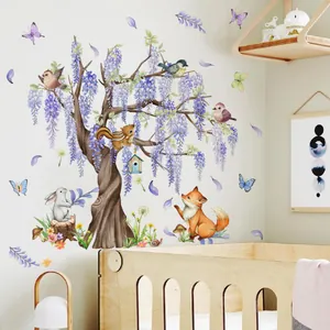 Détail de stickers muraux glycine violette avec animaux de la forêt pour chambre d'enfant