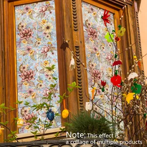 Detalle de película decorativa floral para ventanas en un marco de madera rústico