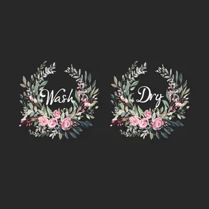 Details von Waschraum-Aufklebern mit Wash und Dry Schriftzug und rosa Rosenkränzen
