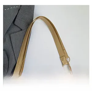 Détails de paillettes dorées et chaîne élégante sur un sac cabas pour femme chic