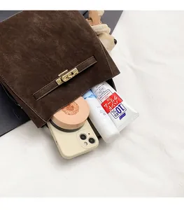 Draufsicht der dunkelbraunen Wildledertasche mit viel Platz für Handy und Kosmetik