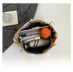 Vue intérieure du sac cabas à paillettes dorées montrant sa grande capacité de rangement