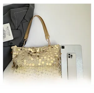 Détails du sac fourre-tout à paillettes dorées avec poignées à chaînes élégantes