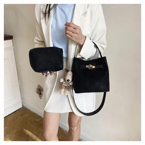 Details von mattschwarzer Beuteltasche und Pouch-Set mit Hundeanhänger am Model