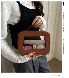Trousse à maquillage marron avec fenêtre transparente montrant cosmétiques et téléphone