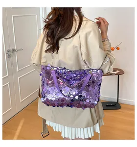 Vue détaillée du grand sac cabas à paillettes violettes avec chaîne et poignée en cuir