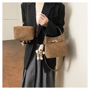 Detailansicht der Wildleder-Beuteltasche mit Metalldrehverschluss und Innentasche