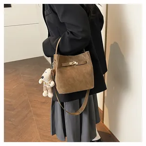 Braune Eimer-Tasche aus Wildleder mit goldener Schnalle und süßem Welpen-Anhänger