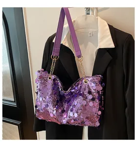 Détail du sac à paillettes violet avec chaîne dorée et texture réfléchissante