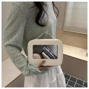 Détail du sac à cosmétiques blanc crème en PVC avec fenêtre transparente et poignée