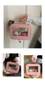 Détail d'une trousse de maquillage rose en cuir PU avec fenêtre PVC et zip doré élégant