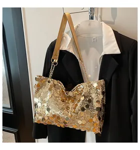 Détail de grandes paillettes dorées scintillantes sur un sac fourre-tout à chaîne chic