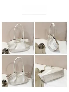 Viste dettagliate di una borsa a tracolla in raso beige con morbide pieghe e finitura lucida