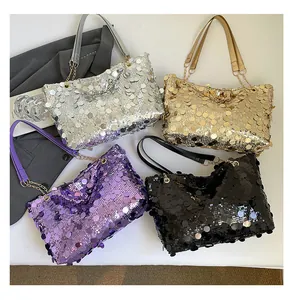 Détails de quatre sacs cabas à paillettes colorées avec bandoulières en chaîne dorée