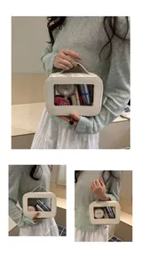 Détail macro de la trousse cosmétique crème avec fenêtre transparente et poignée supérieure
