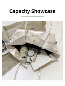 Dettaglio dell'interno capiente della borsa beige con fodera nera e chiusura magnetica
