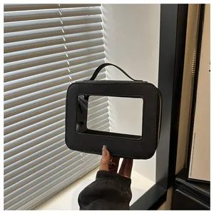 Détail de la trousse de maquillage noire en cuir Saffiano avec fenêtre transparente