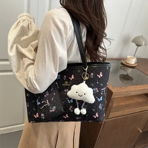 Borsa tote con ricamo floreale, portamonete coordinato e ciondolo in peluche casual