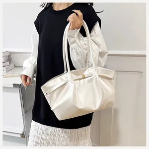 Détail du sac seau blanc cassé en cuir PU souple plissé avec boucle dorée