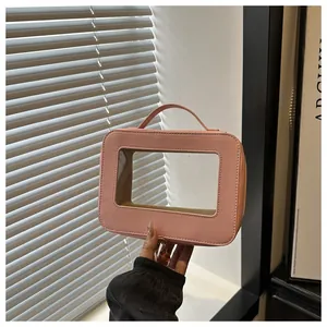 Détail de la trousse de maquillage rose avec fenêtre PVC transparente et poignée